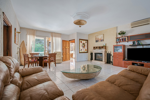 Spacious living and dining area