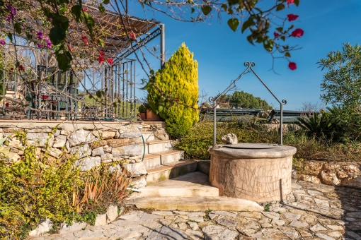 Idyllische Terrasse mit Brunnen