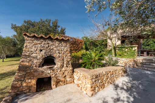 Terrace with wood-fired oven