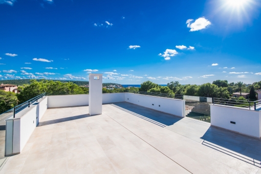 Großflächige Dachterrasse mit Weitblick