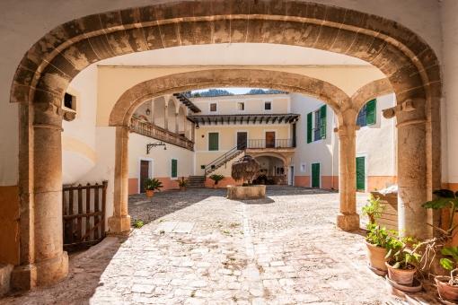 Access to the inner courtyard