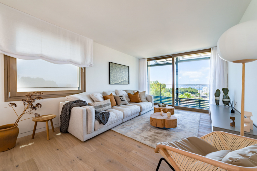 Light flooded living area with balcony and sea views