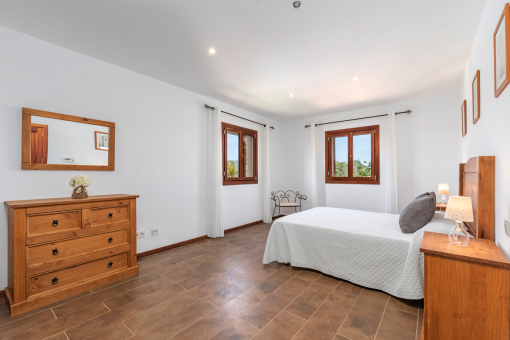 Bedroom with bathroom en suite