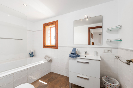 Bathroom en suite with bath tub