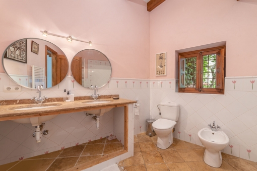 One of 5 bathrooms