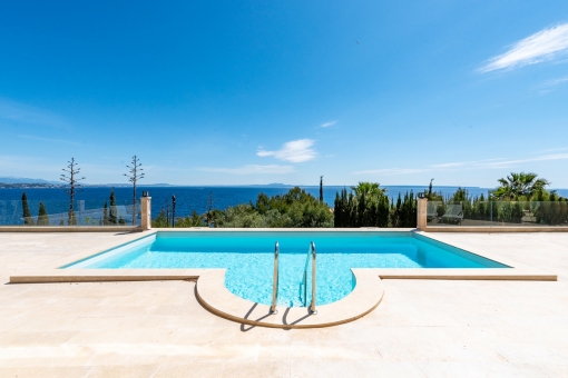 Villa on the sea front with stunning views in Cala Vinyas