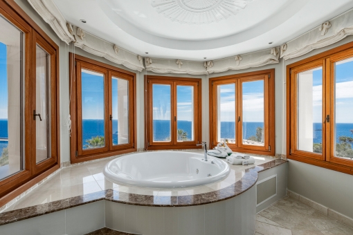 Luxurious sea view bathroom