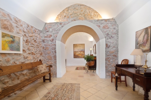 Entrance area with natural stone wall