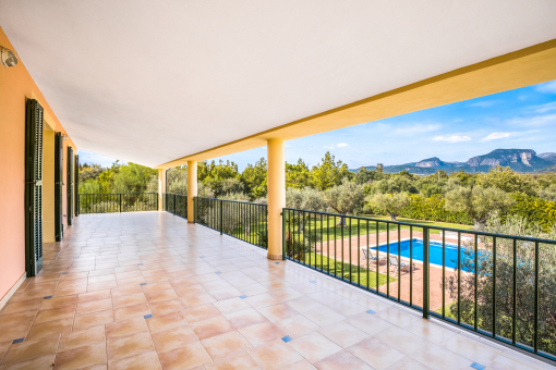 Überdachte obere Terrasse mit Bergblick