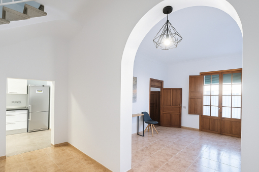 Vista de la cocina y de la entrada