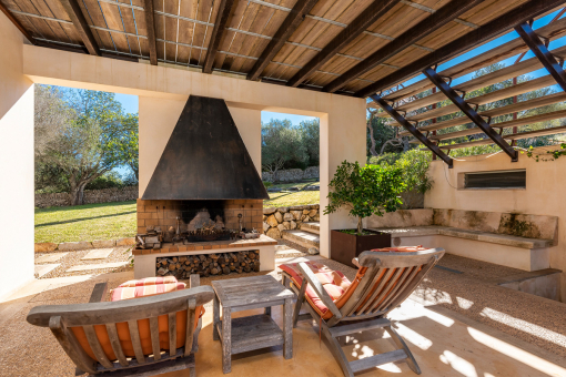 Terraza con zona de estar y chimenea