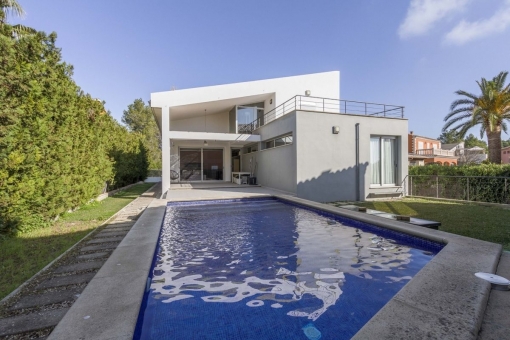 Large, light-flooded villa with pool in a quiet location only 200 metres from the bay of Pollensa