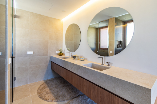 En-suite master bathroom