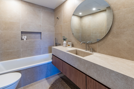 One of 2 bathrooms