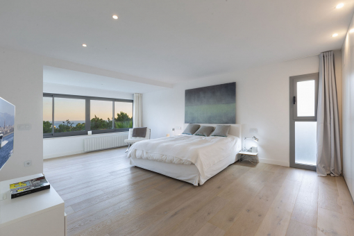 Elegantes Schlafzimmer mit großem Panoramafenster
