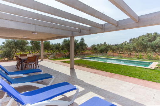 Loungebereich auf der Terrasse mit Blick auf den Pool