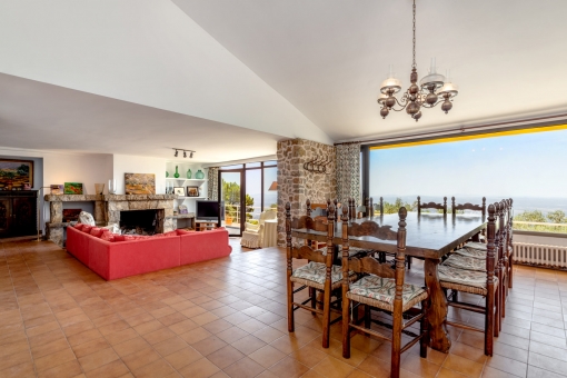 Open living- and dining area with panoramic windows