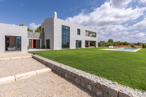 Stylish newly-built villa with pool in Santa Maria 