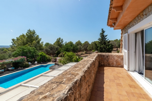 Oberer Balkon mit Poolblick