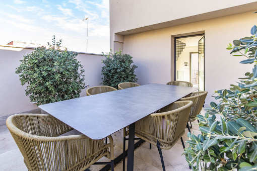 Great outdoor dining area