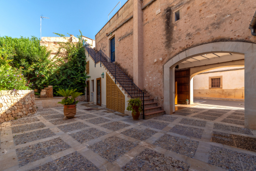 Einfahrt und mediterranischer Patio