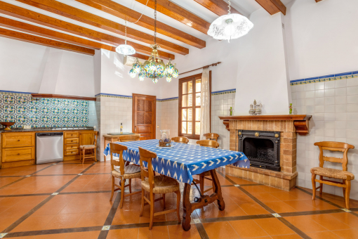 Küche im Landhausstil mit Kamin