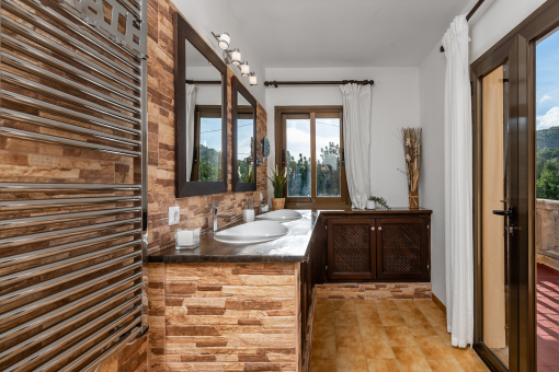 Bathroom with terrace access