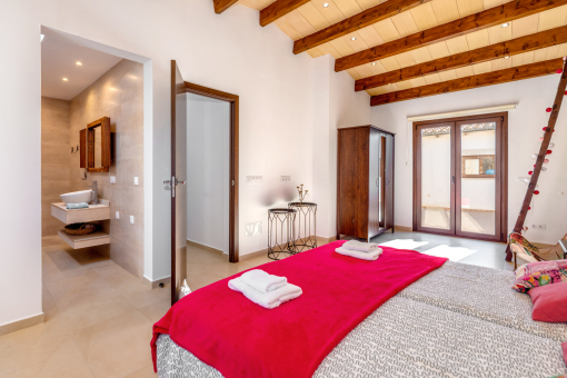 Bedroom with bathroom en suite