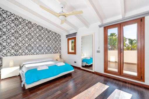 Bedroom with bathroom en suite