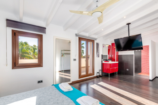 Bedroom with bathroom en suite