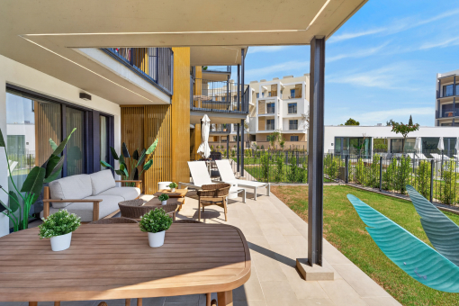 Überdachte Terrasse mit privatem Garten 