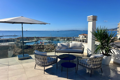 Above the rooftops of Portixol – Luxury duplex penthouse with a large rooftop terrace and views of the sea and harbor