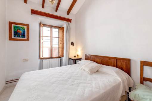 Double bedroom with wooden ceiling beams