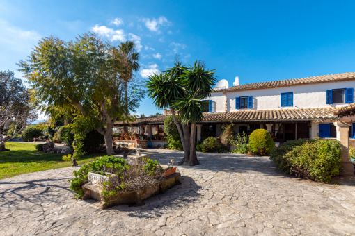 Rustic, Mallorcan-style finca with pool and badminton court quietly located in Alcudia