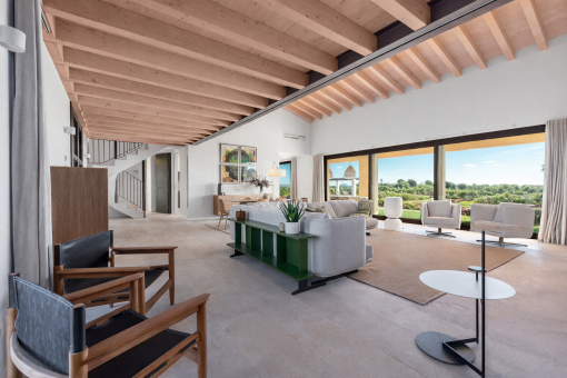 Living area with gallery