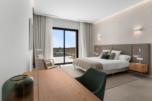 Elegante suite principal con acceso a la terraza