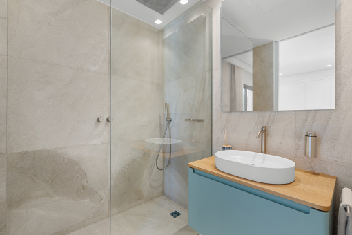 Baño en suite con elementos de piedra natural