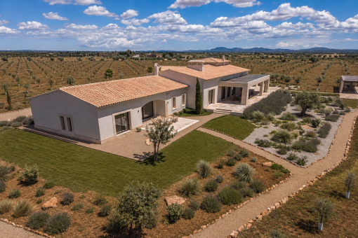 Vista aérea de la propiedad con jardín mediterráneo
