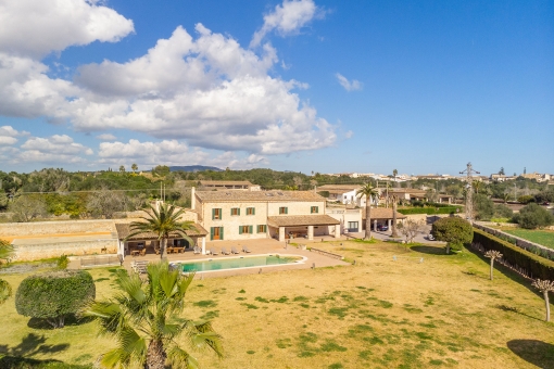 Finca mediterránea de piedra natural con piscina y licencia de alquiler vacacional a las afueras del pueblo de Santanyí