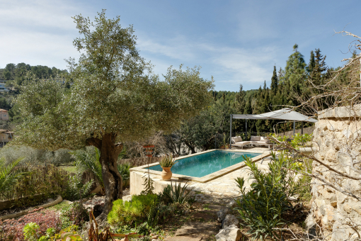 Helle Villa in Esporles mit Pool und Blick in die Natur