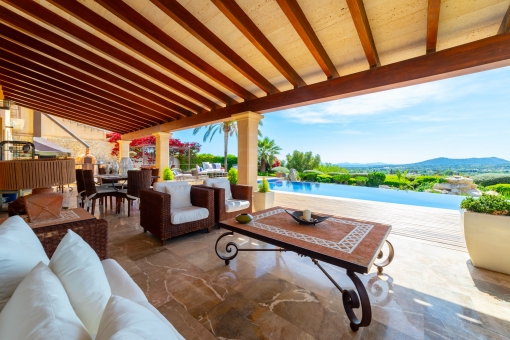 Tolle überdachte Terrasse mit Weitblick