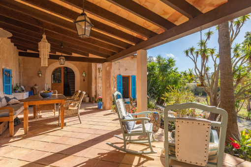 Große Terrasse mit Eingang zum Haus