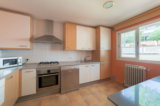 Bright, fully equipped kitchen