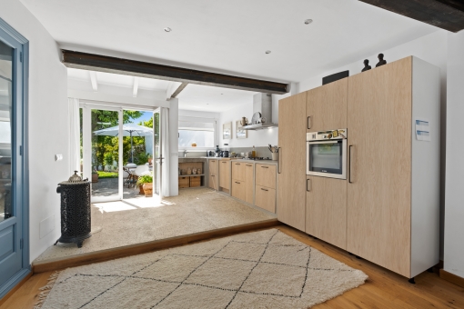 Beautiful kitchen with direct access to the garden