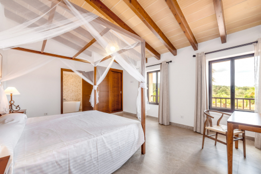 Schlafzimmer mit Badezimmer en Suite und Balkon