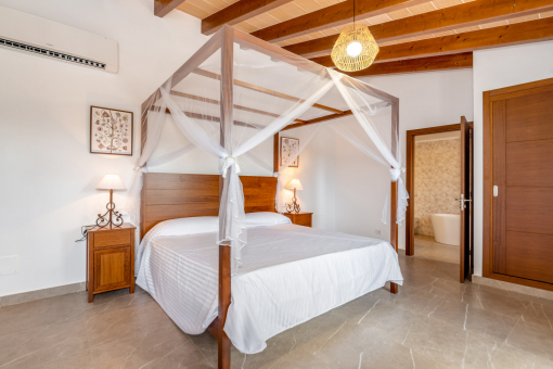 Schlafzimmer mit Badezimmer en Suite und Balkon