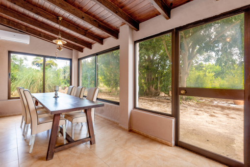 Wintergarden-like dining area
