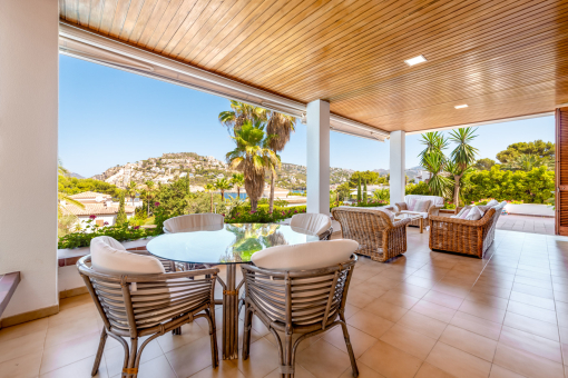 Covered terrace with lounge area