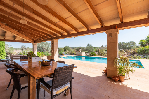 Covered terrace with dining area