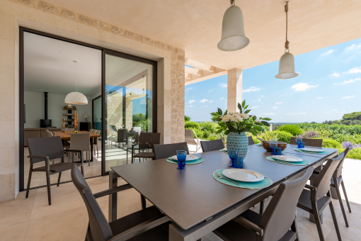 Covered terrace with dining area